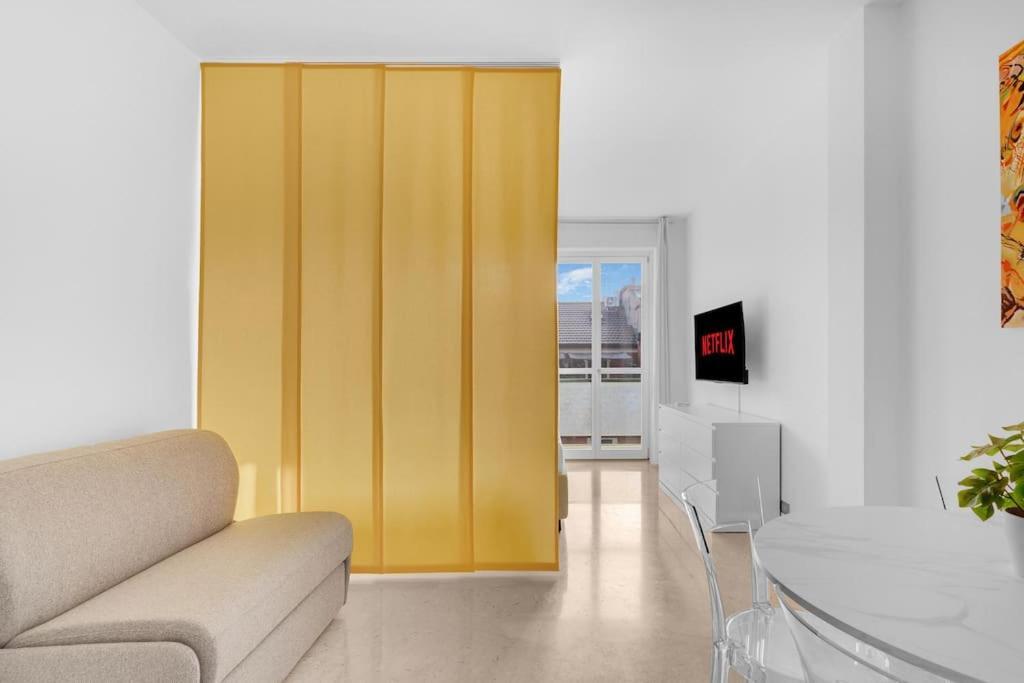 Yellow Flat Central Milan Bagian luar foto