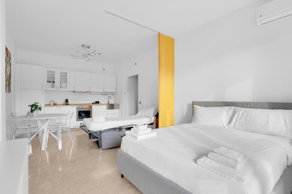 Yellow Flat Central Milan Bagian luar foto