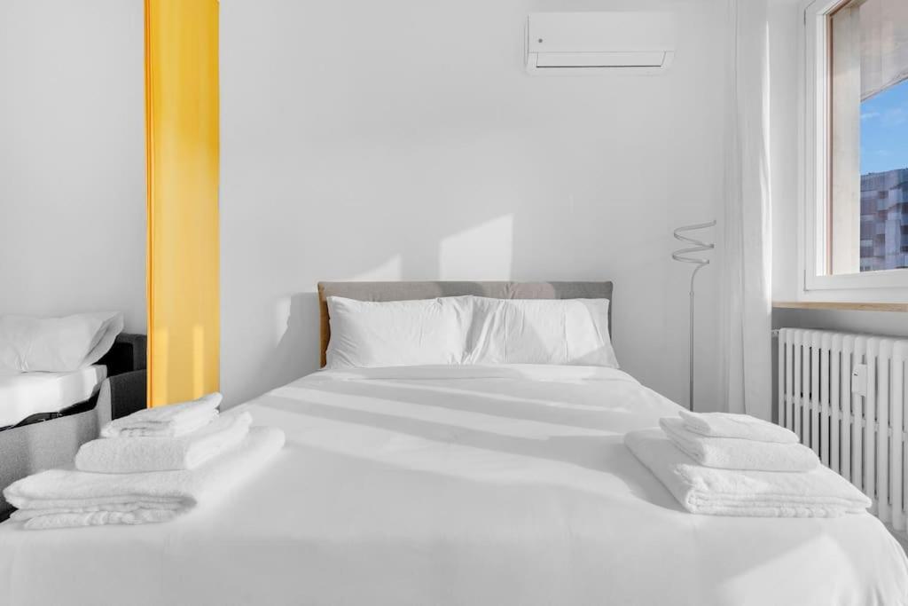 Yellow Flat Central Milan Bagian luar foto