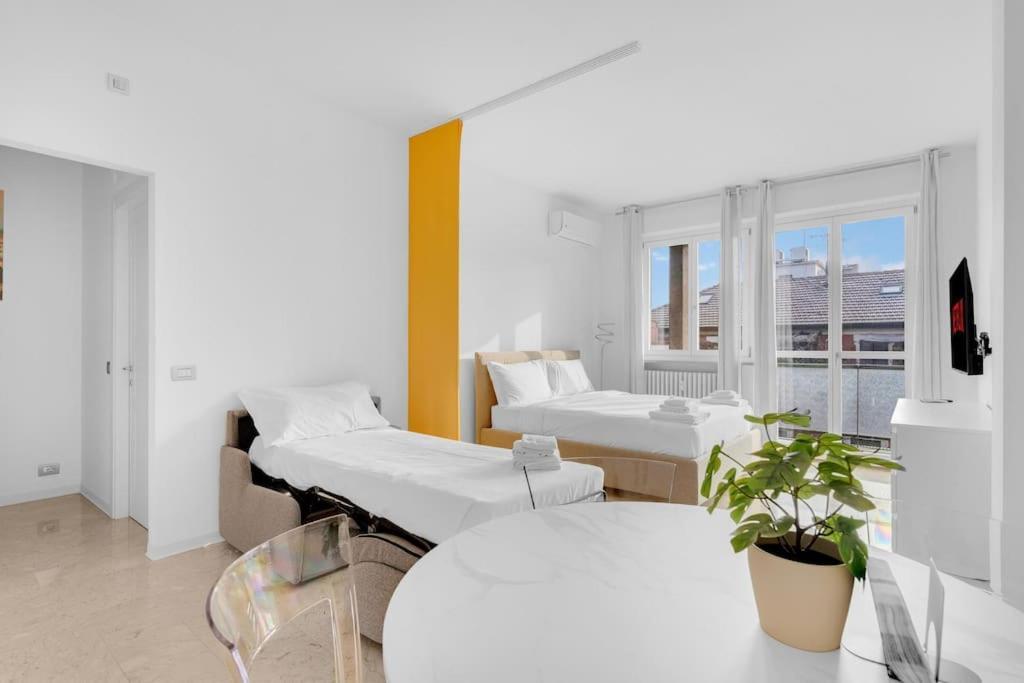 Yellow Flat Central Milan Bagian luar foto