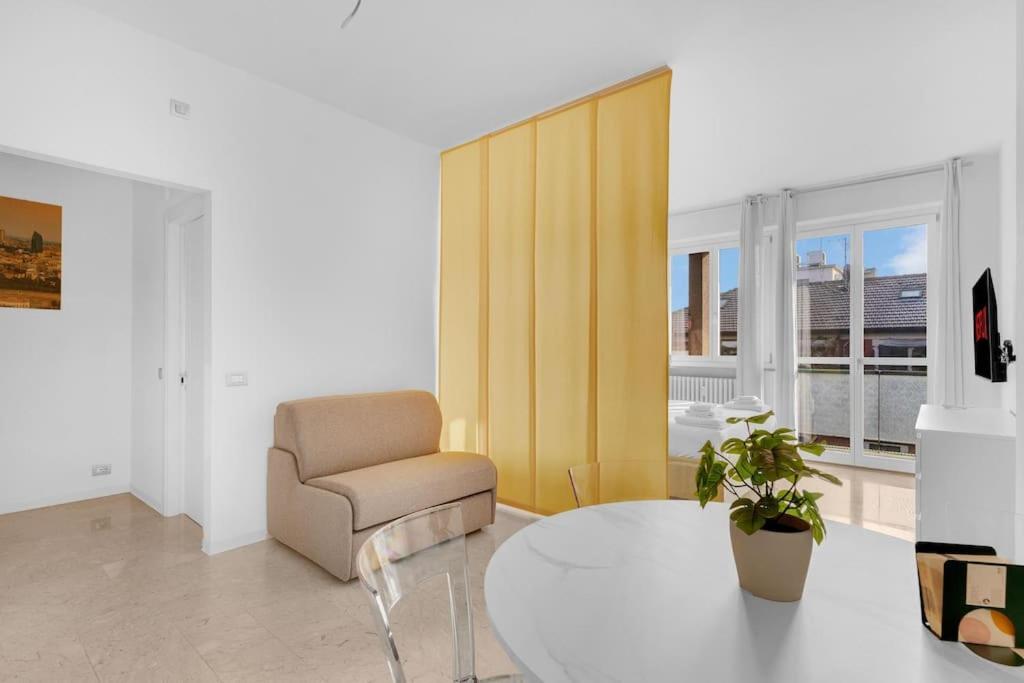 Yellow Flat Central Milan Bagian luar foto