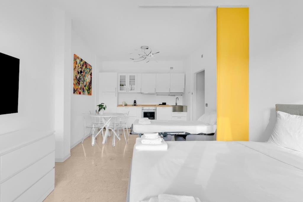 Yellow Flat Central Milan Bagian luar foto