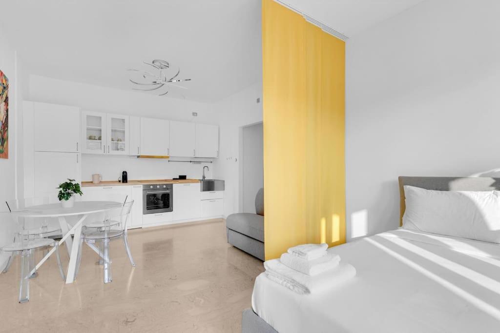 Yellow Flat Central Milan Bagian luar foto